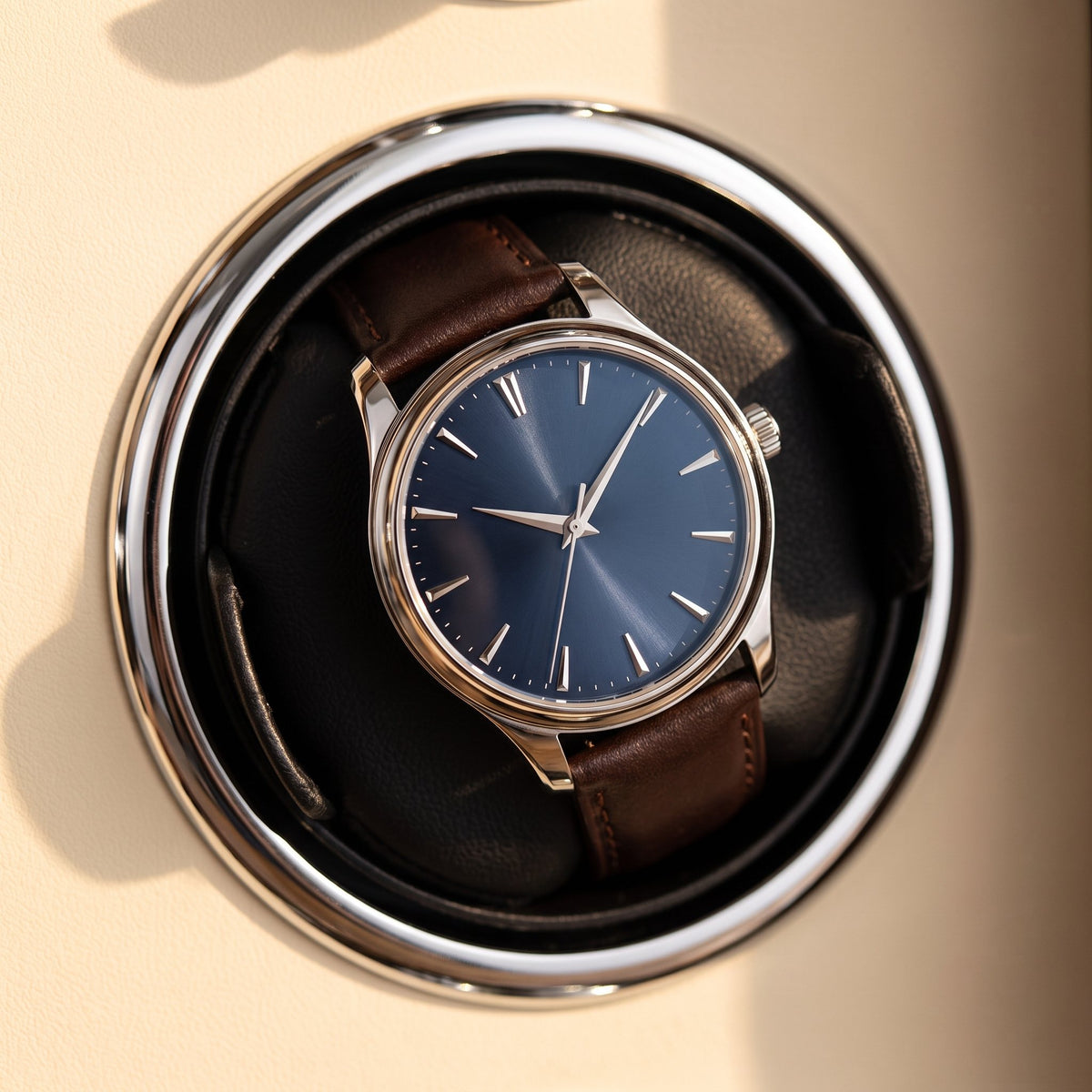Montre automatique sur le coussin d'un remontoir