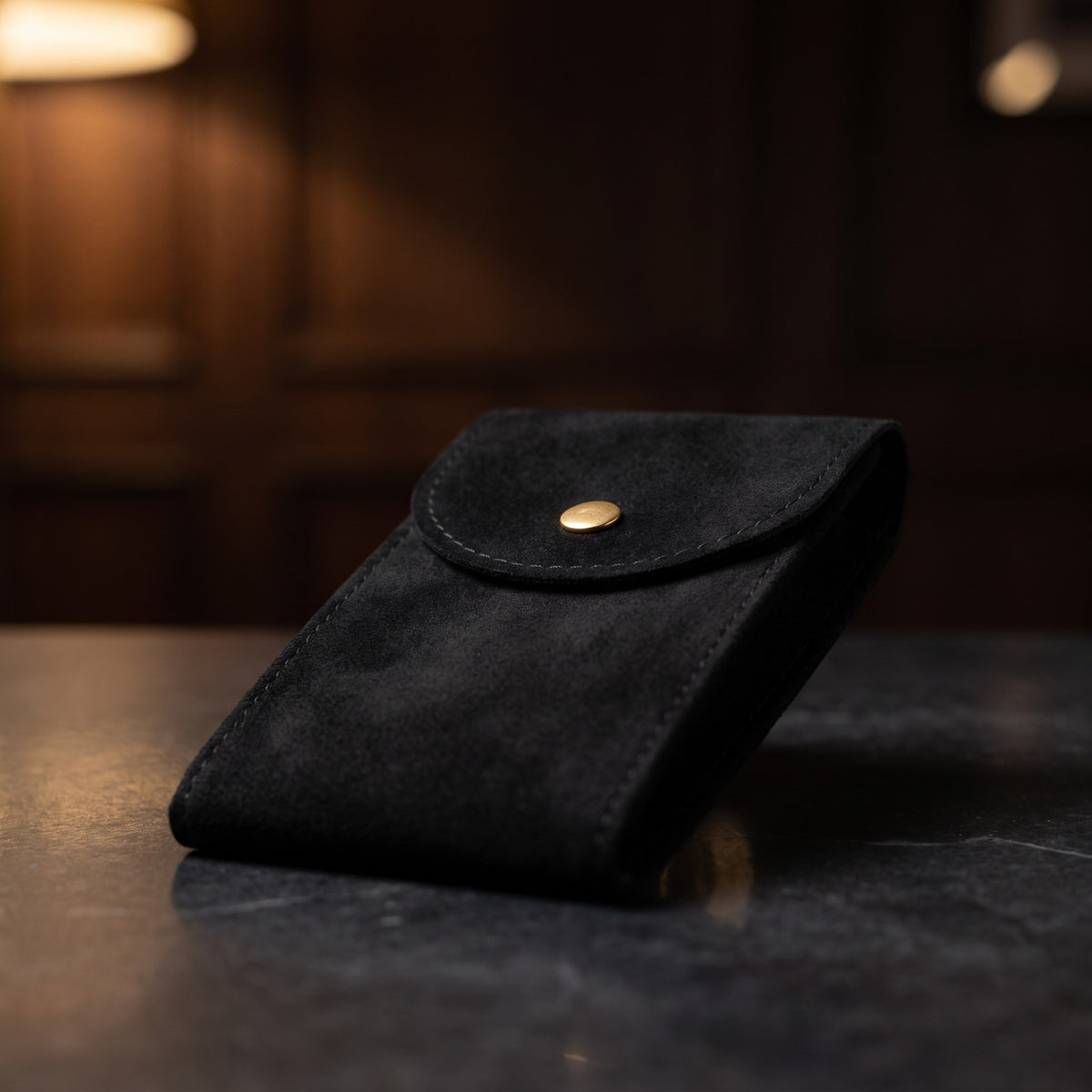 Étui à Montre ESCALE, Flanelle Noire, vue en contre-plongée