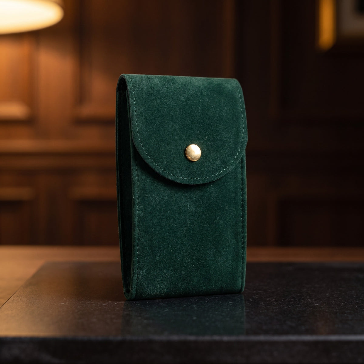 Étui à Montre ESCALE, Flanelle Vert Sapin, vue en contre-plongée
