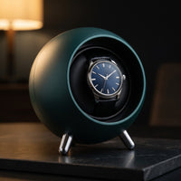 Remontoir à Montre ORBE, Sphère 14 cm, Vert Sapin, vue en contre-plongée