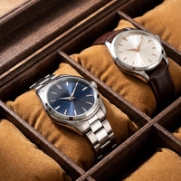 Intérieur en finition bois, montres sur coussins